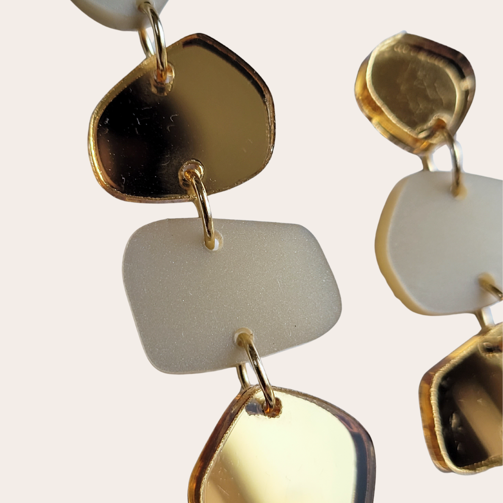 Lichte statement oorbellen Pebble – ivoorwit en goud