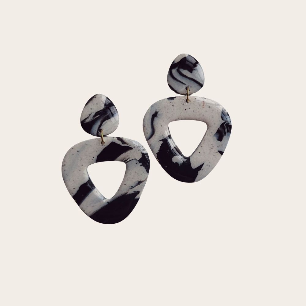 Lichte statement oorbellen met marble effect in triangelvorm – handgemaakte unieke oorbellen uit de Limited Rubies collectie