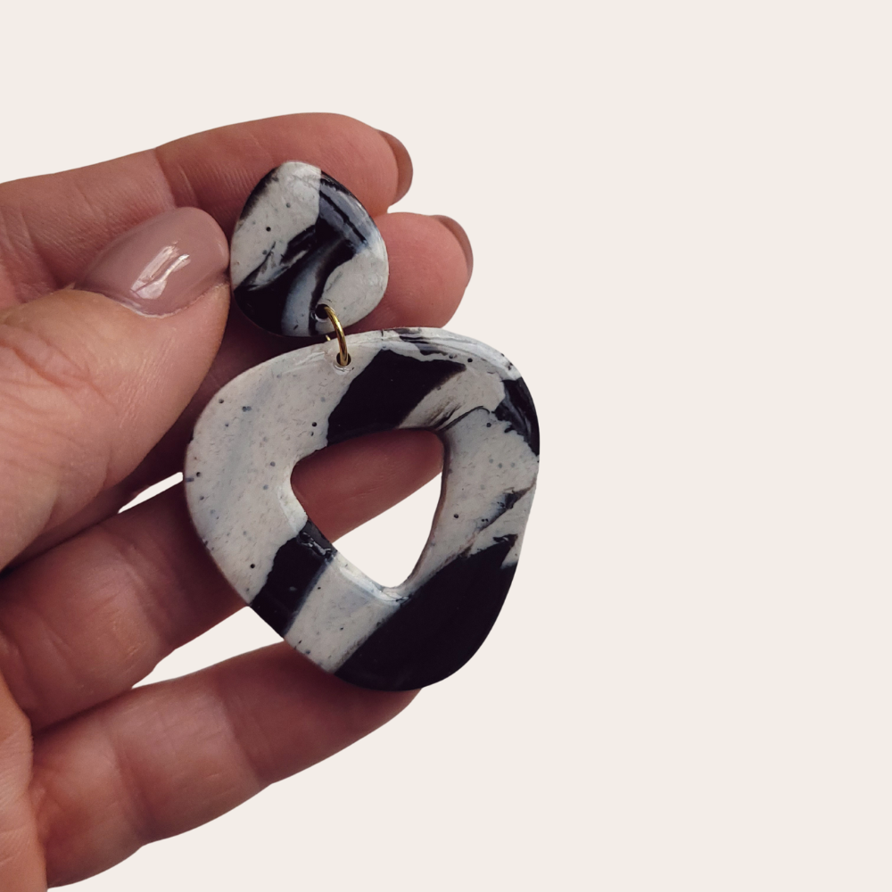 Lichte statement oorbellen met marble effect in triangelvorm – handgemaakte unieke oorbellen uit de Limited Rubies collectie