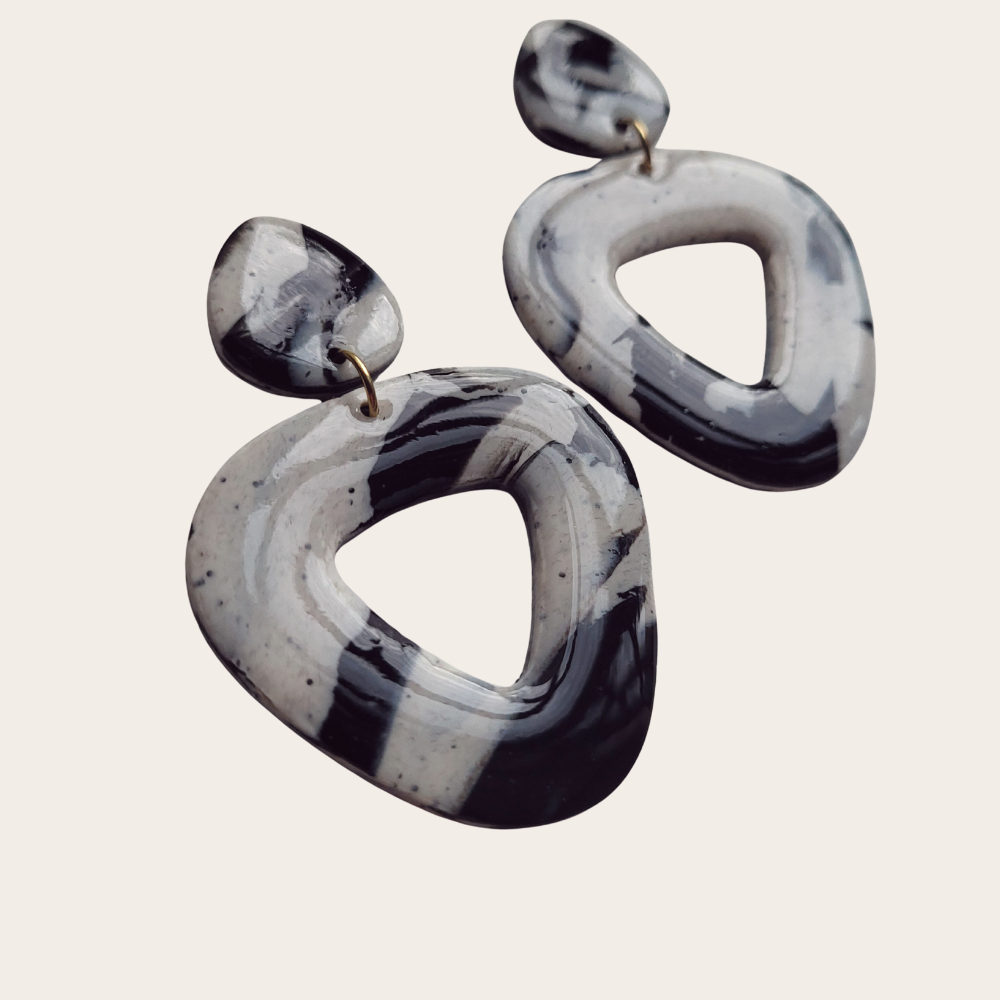 Lichte statement oorbellen met marble effect in triangelvorm – handgemaakte unieke oorbellen uit de Limited Rubies collectie