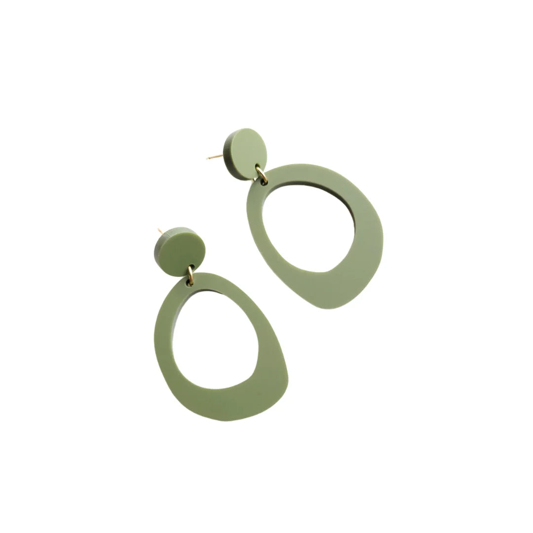 olijfgroene statement oorbellen arwen, mat, lichtgewicht, uniek en handgemaakt voor dames