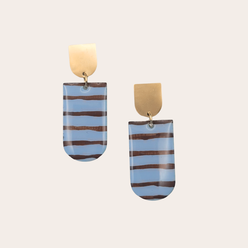 Unieke handgeschilderde oorbellen pastelblauw-bruin gestreept | Benthe | alleen in goud!