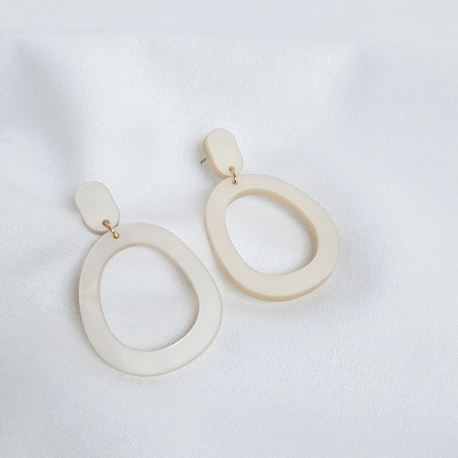 Organische statement oorbellen Willy ivoorwit parelmoer – handgemaakte lichtgewicht oorbellen met subtiele glans in meerdere kleuren