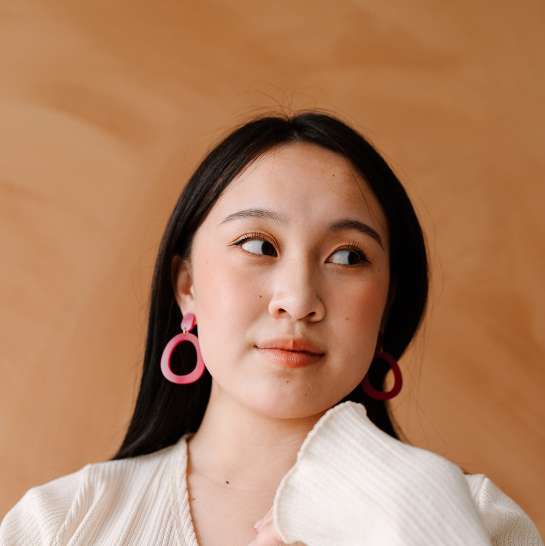 Organische statement oorbellen Willy fuchsia glans – handgemaakte lichtgewicht oorbellen met glanzende afwerking in meerdere kleuren