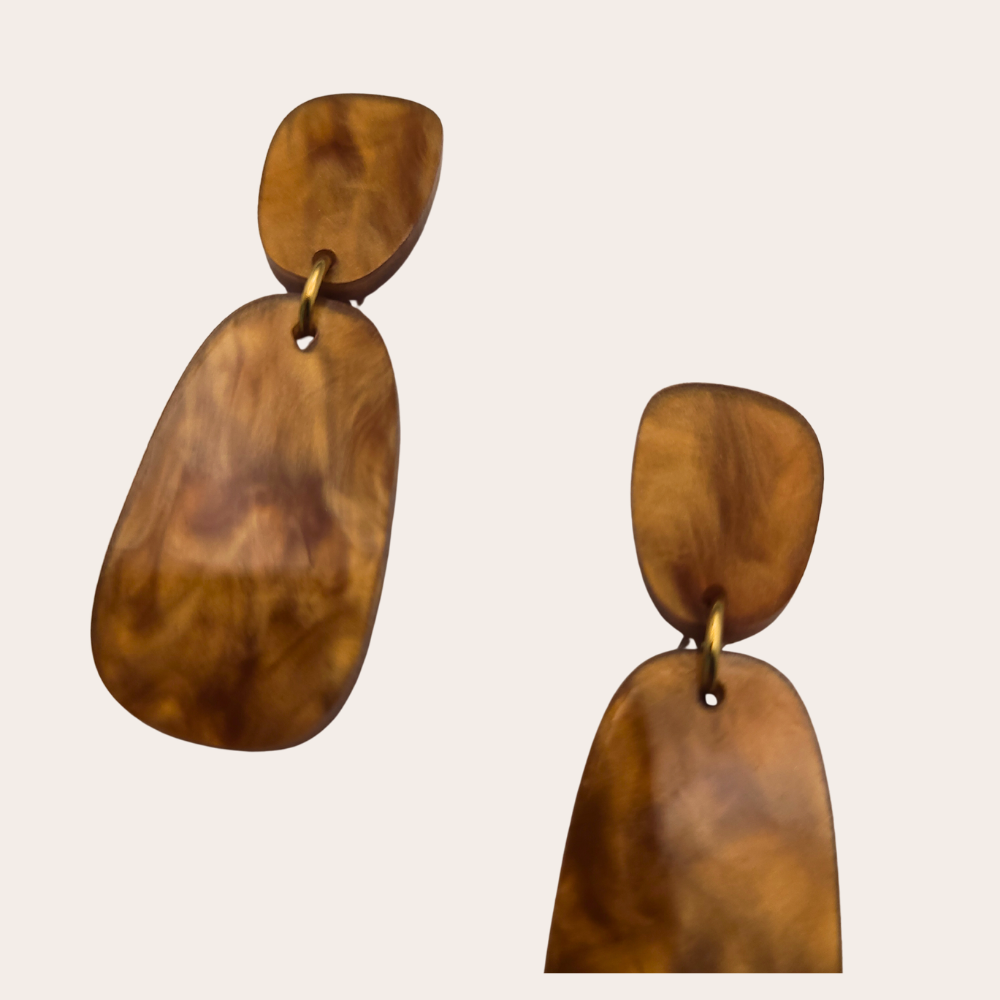 Organische oorbellen Pebble in cognac van More Than Rubies
