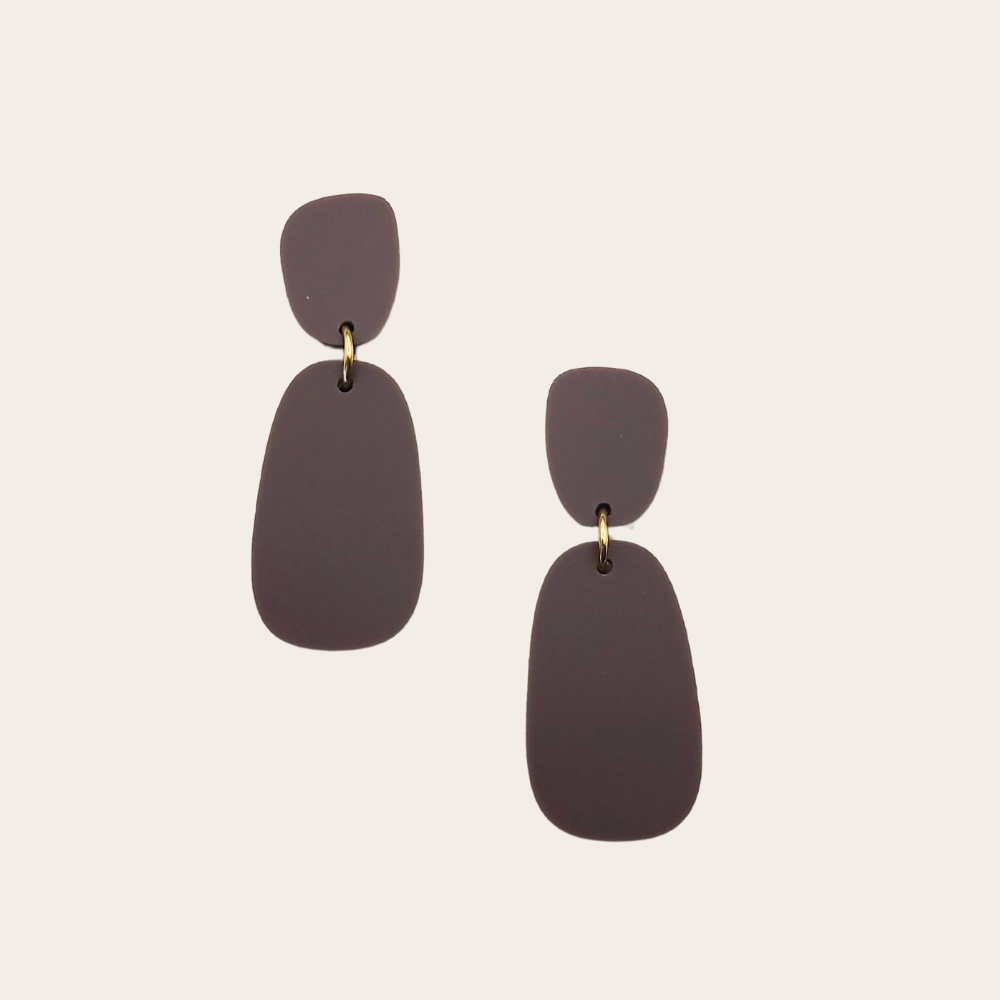Organische oorbellen Pebble in donkerbruin van More Than Rubies