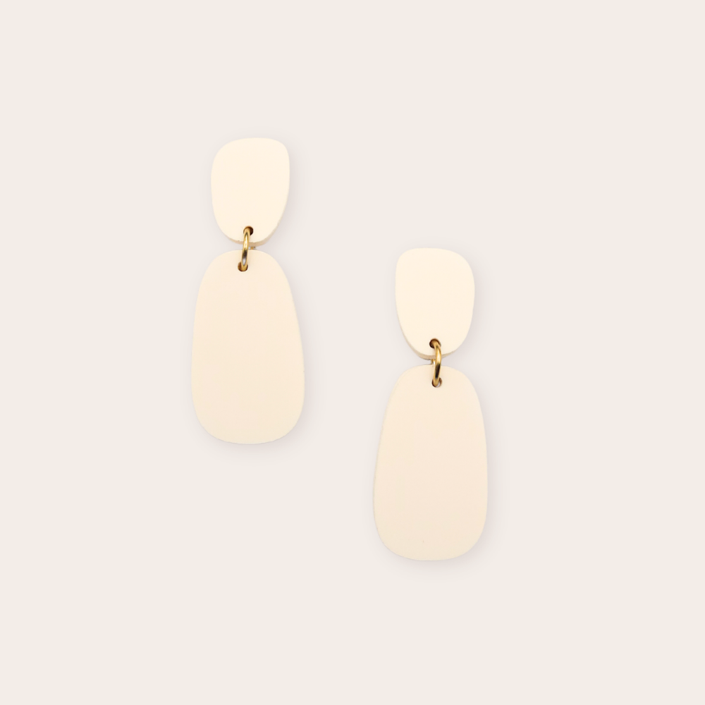Organische oorbellen Pebble in offwhite van More Than Rubies