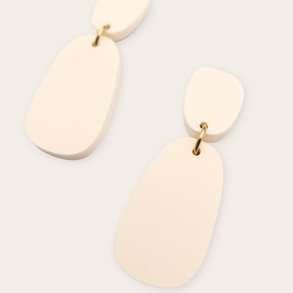 Organische oorbellen Pebble in offwhite van More Than Rubies