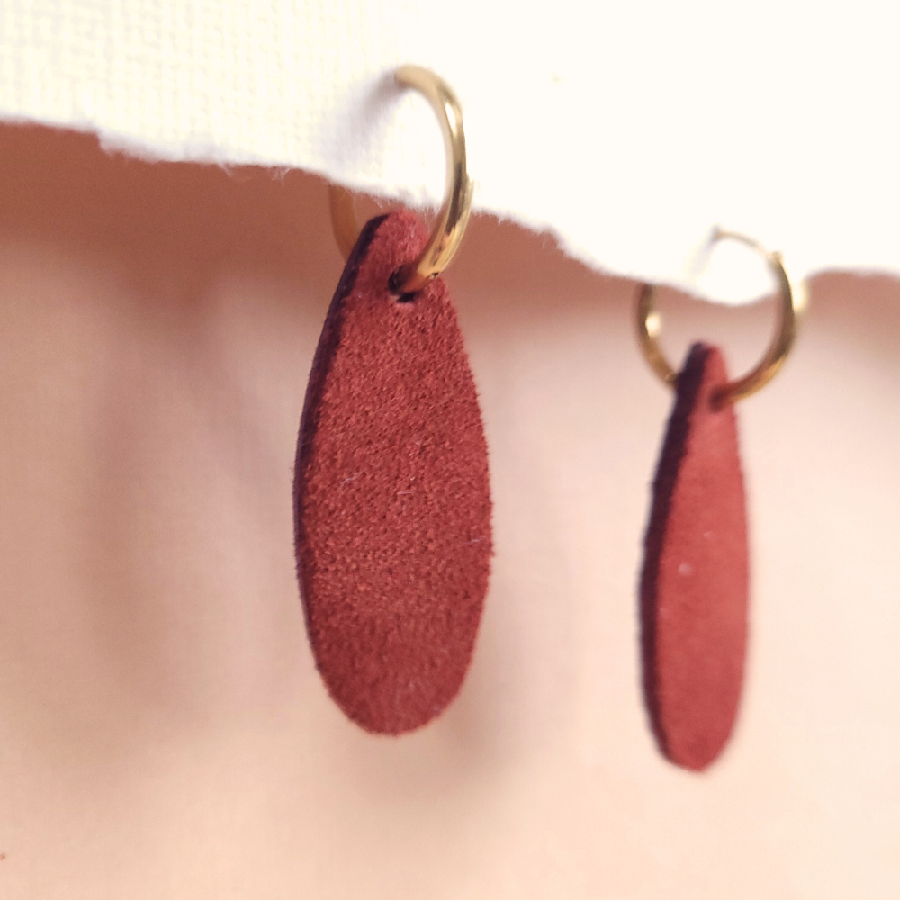 Leren smalle druppelvorm bedels – dubbelzijdige restleer bedels passend op basic oorbellen