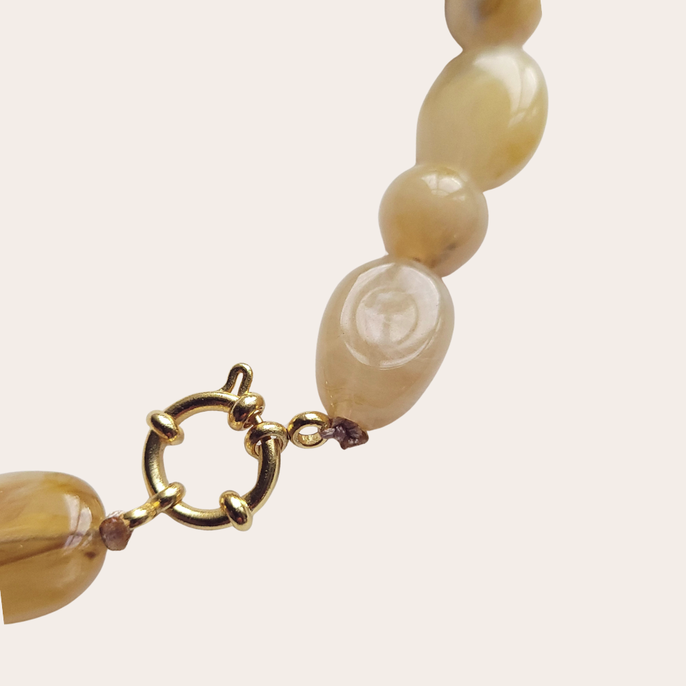 Statement ketting met grote en kleine kralen in bruin, beige en olijf marble – korte organische ketting met stainless steel sluiting