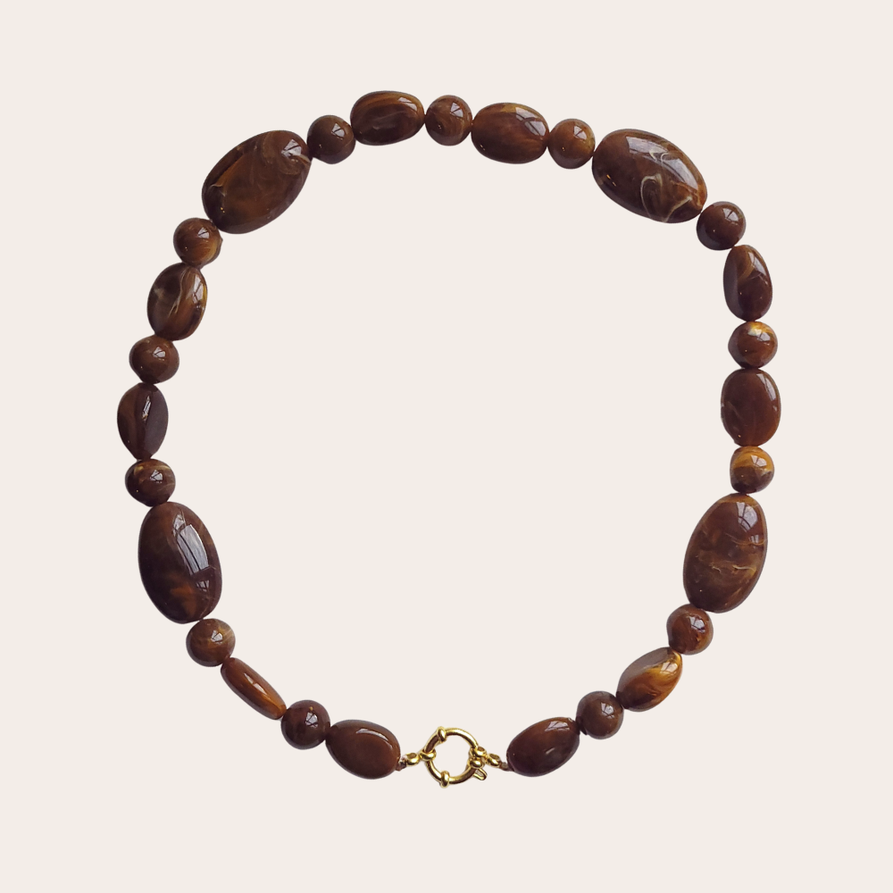 Statement ketting met grote en kleine kralen in bruin, beige en olijf marble – korte organische ketting met stainless steel sluiting