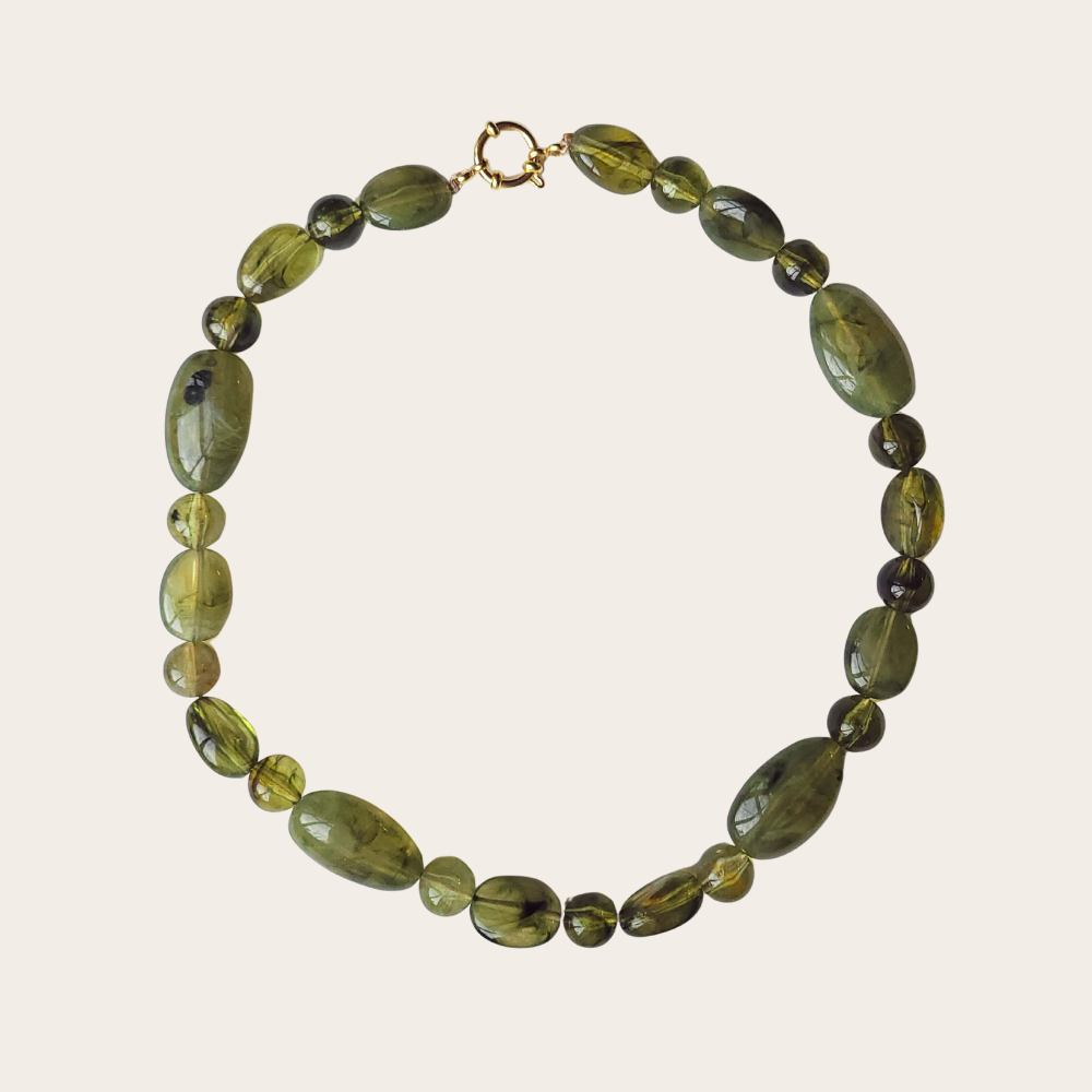 Statement ketting met grote en kleine kralen in bruin, beige en olijf marble – korte organische ketting met stainless steel sluiting