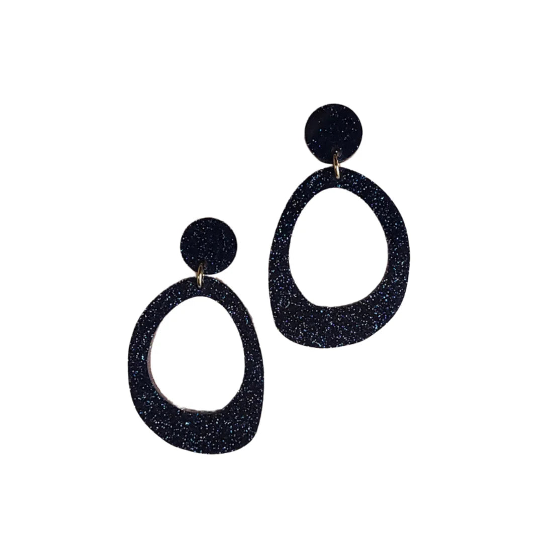 Statement oorbellen Arwen glitter – handgemaakte lichtgewicht oorbellen met glanzende glitterafwerking in donkerblauw