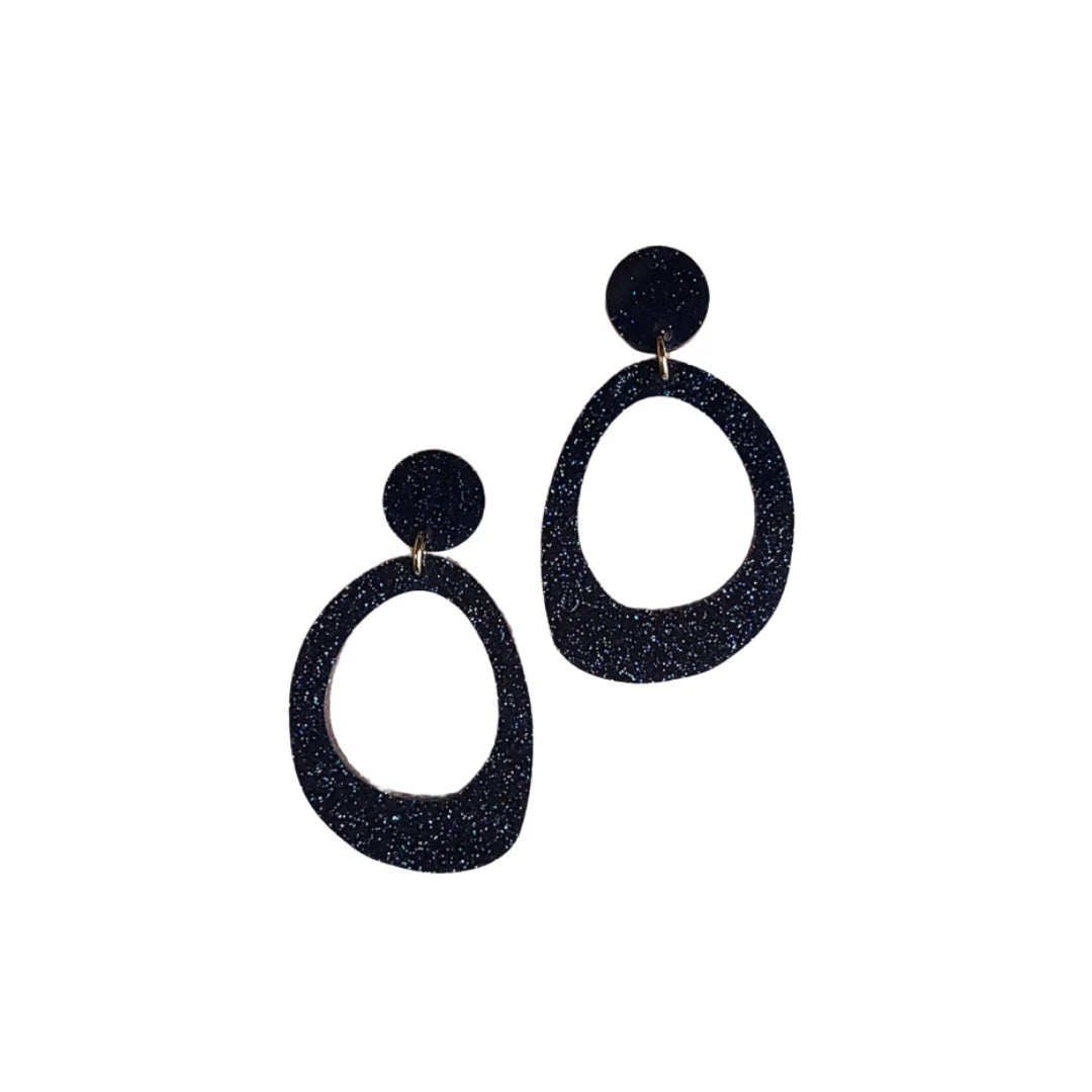 Statement oorbellen Arwen glitter – handgemaakte lichtgewicht oorbellen met glanzende glitterafwerking in zwart