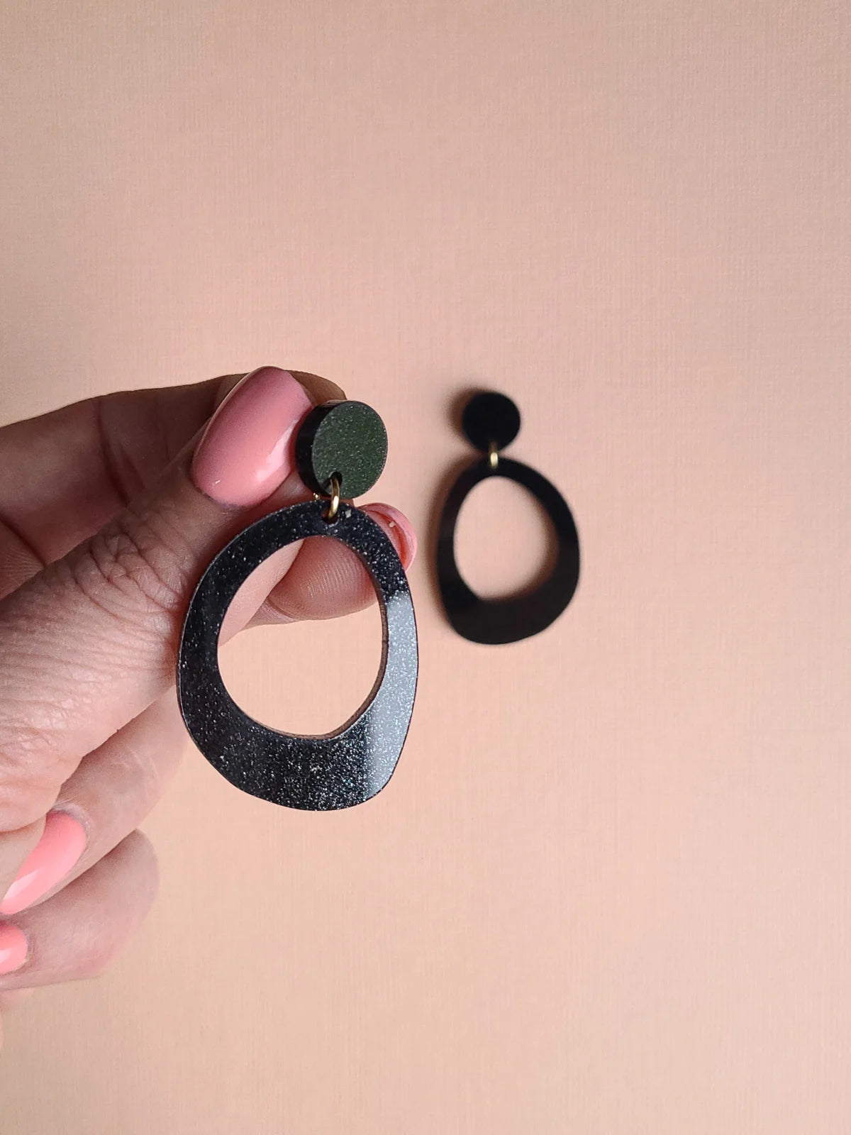 Statement oorbellen Arwen glitter – handgemaakte lichtgewicht oorbellen met glanzende glitterafwerking in donkerblauw