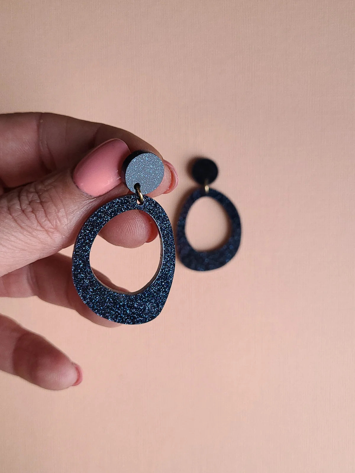 Statement oorbellen Arwen glitter – handgemaakte lichtgewicht oorbellen met glanzende glitterafwerking in zwart