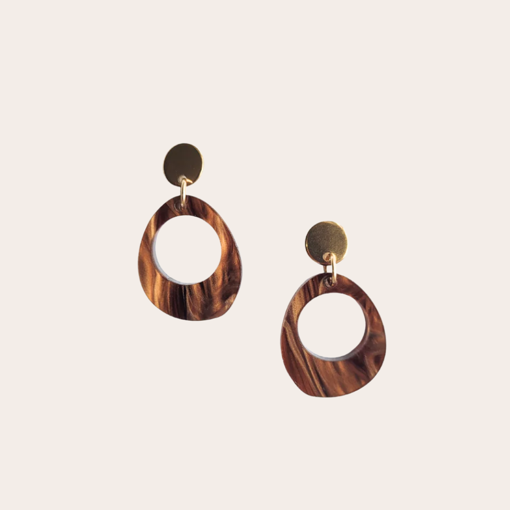 Handgemaakte kleine oorstekers Marieke – parel bedel