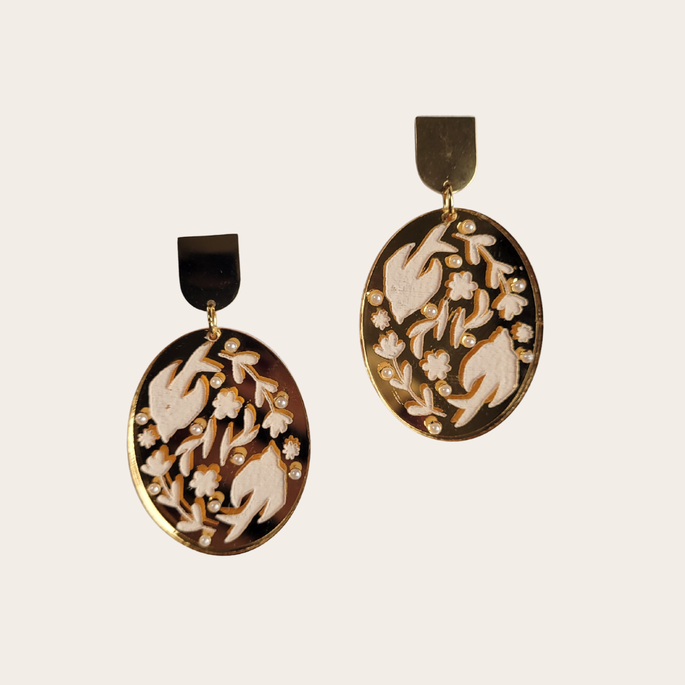 Lichte statement oorbellen Swallow – grote ovalen bedels | ALLEEN IN GOUD