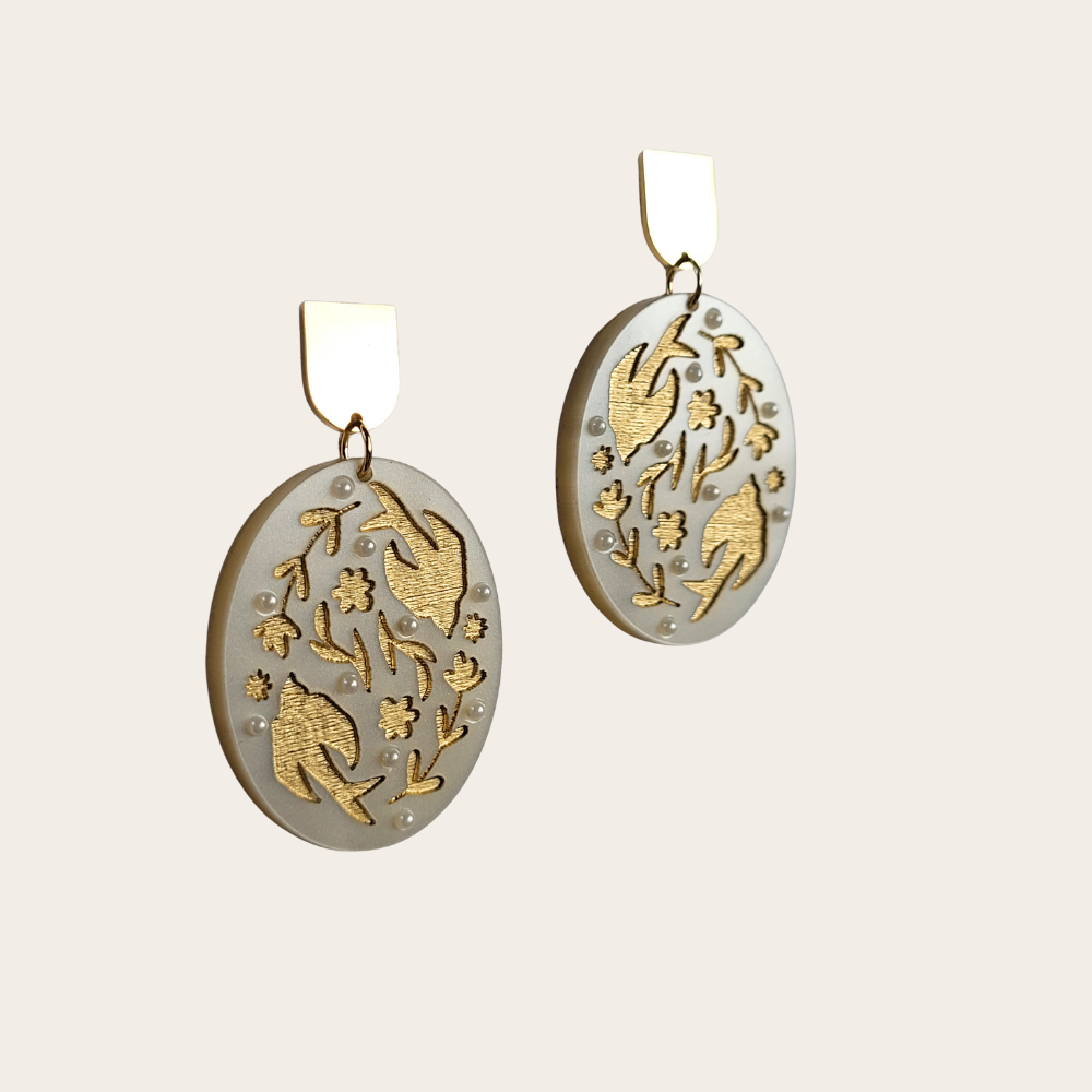 Lichte statement oorbellen Swallow – grote ovalen bedels | ALLEEN IN GOUD