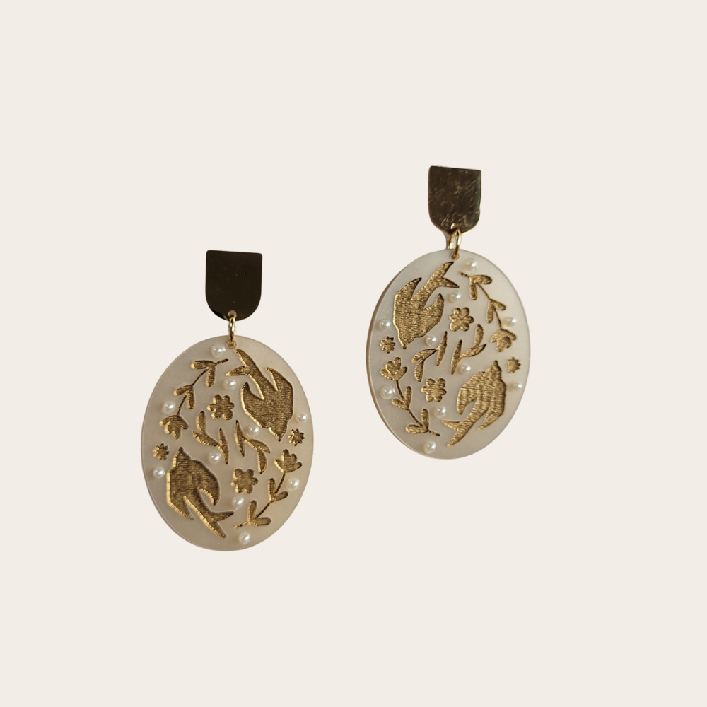 Lichte statement oorbellen Swallow – grote ovalen bedels | ALLEEN IN GOUD