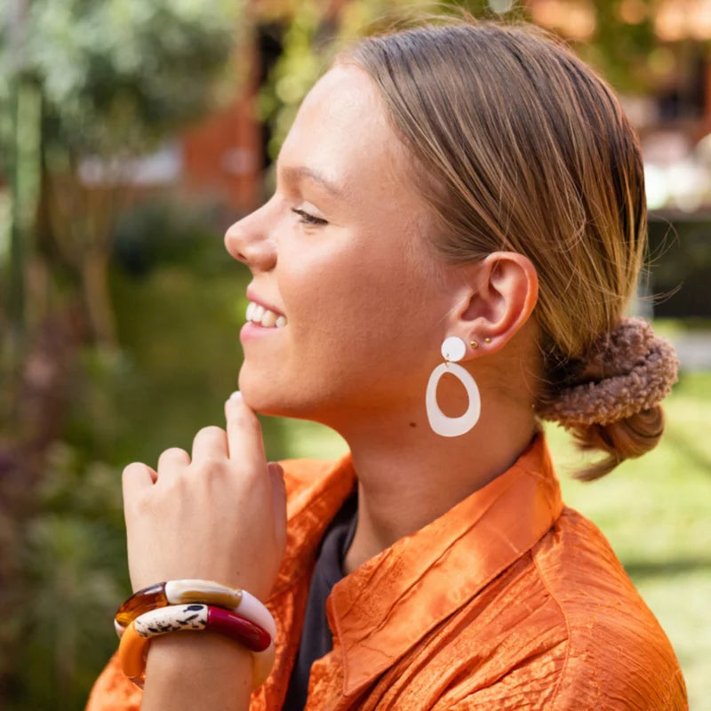 witte statement oorbellen arwen, mat, lichtgewicht, uniek en handgemaakt voor dames