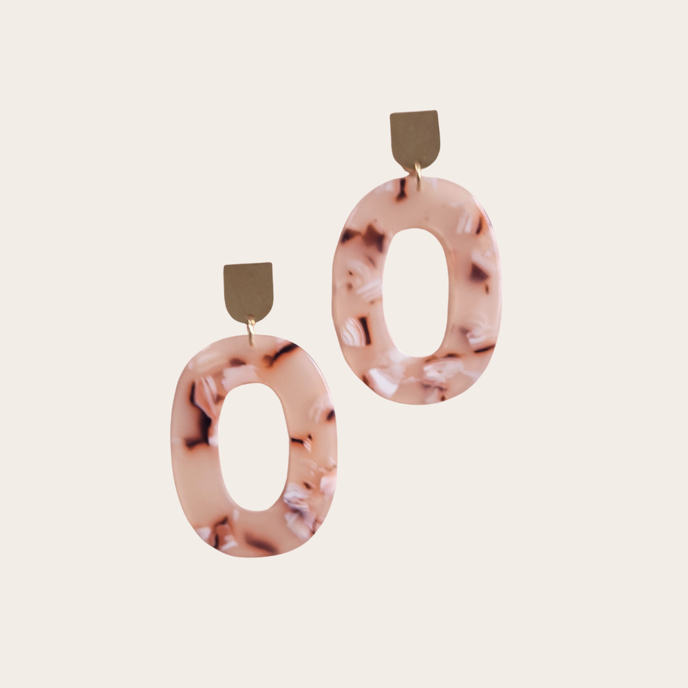 Oorbellen Lois – ovalen oorbellen van licht cellulose acetate met goudkleurige steker