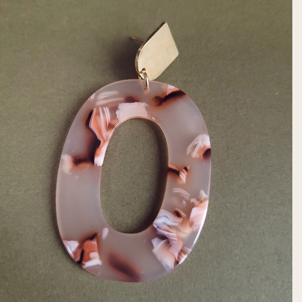 Oorbellen Lois – ovalen oorbellen van licht cellulose acetate met goudkleurige steker