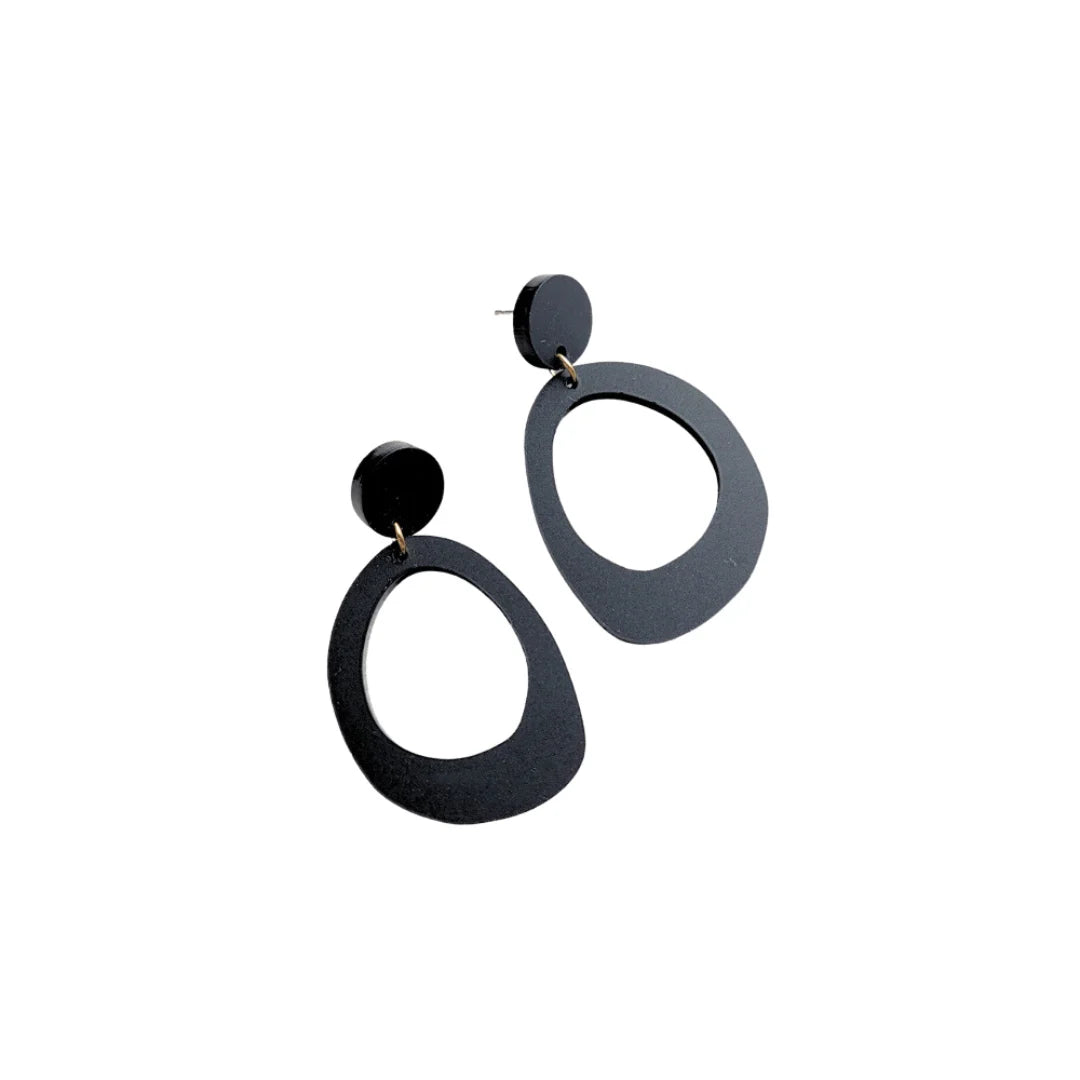 zwarte statement oorbellen arwen, mat, lichtgewicht, uniek en handgemaakt voor dames