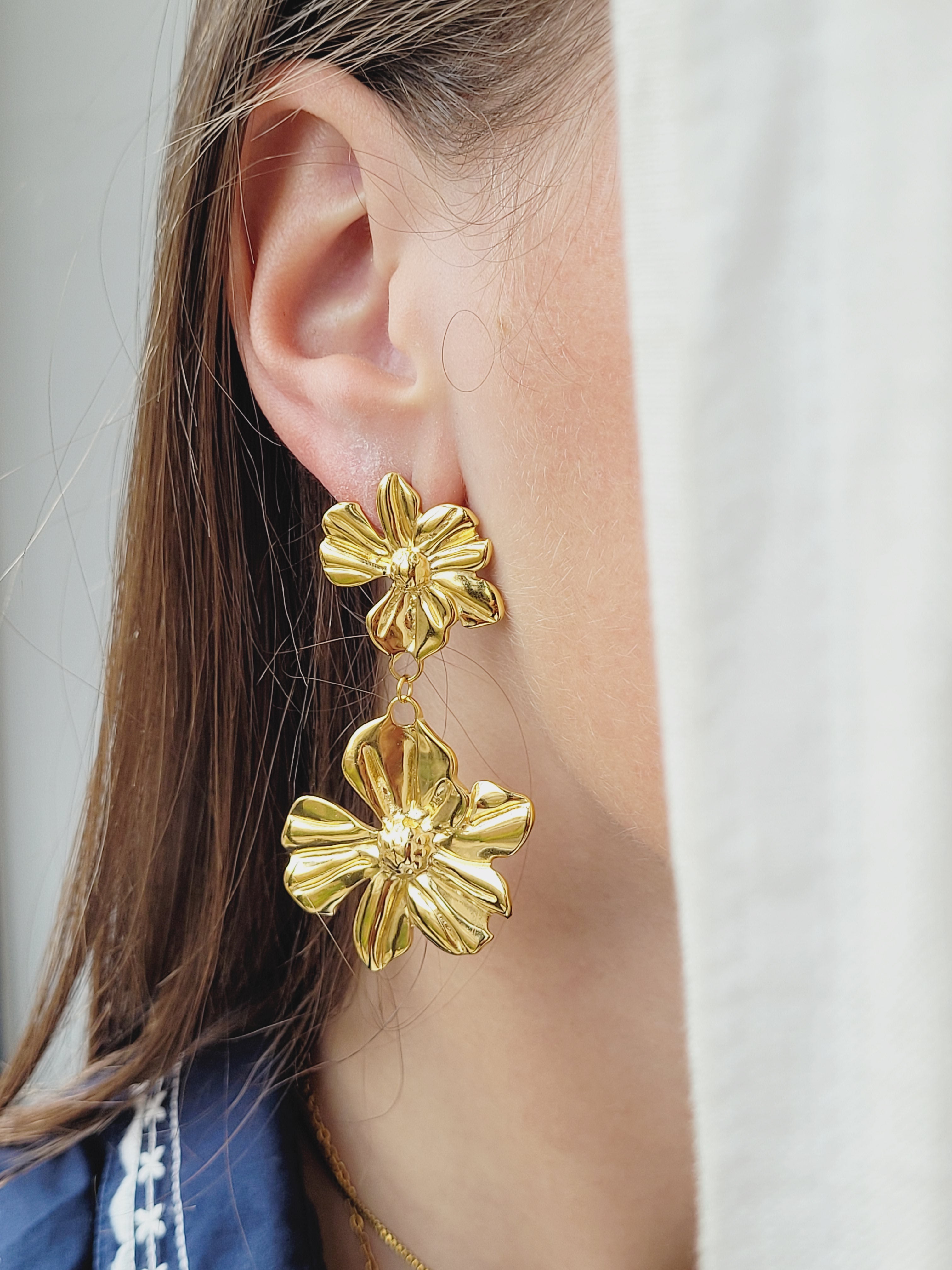 Gouden oorstekers twee bloemen