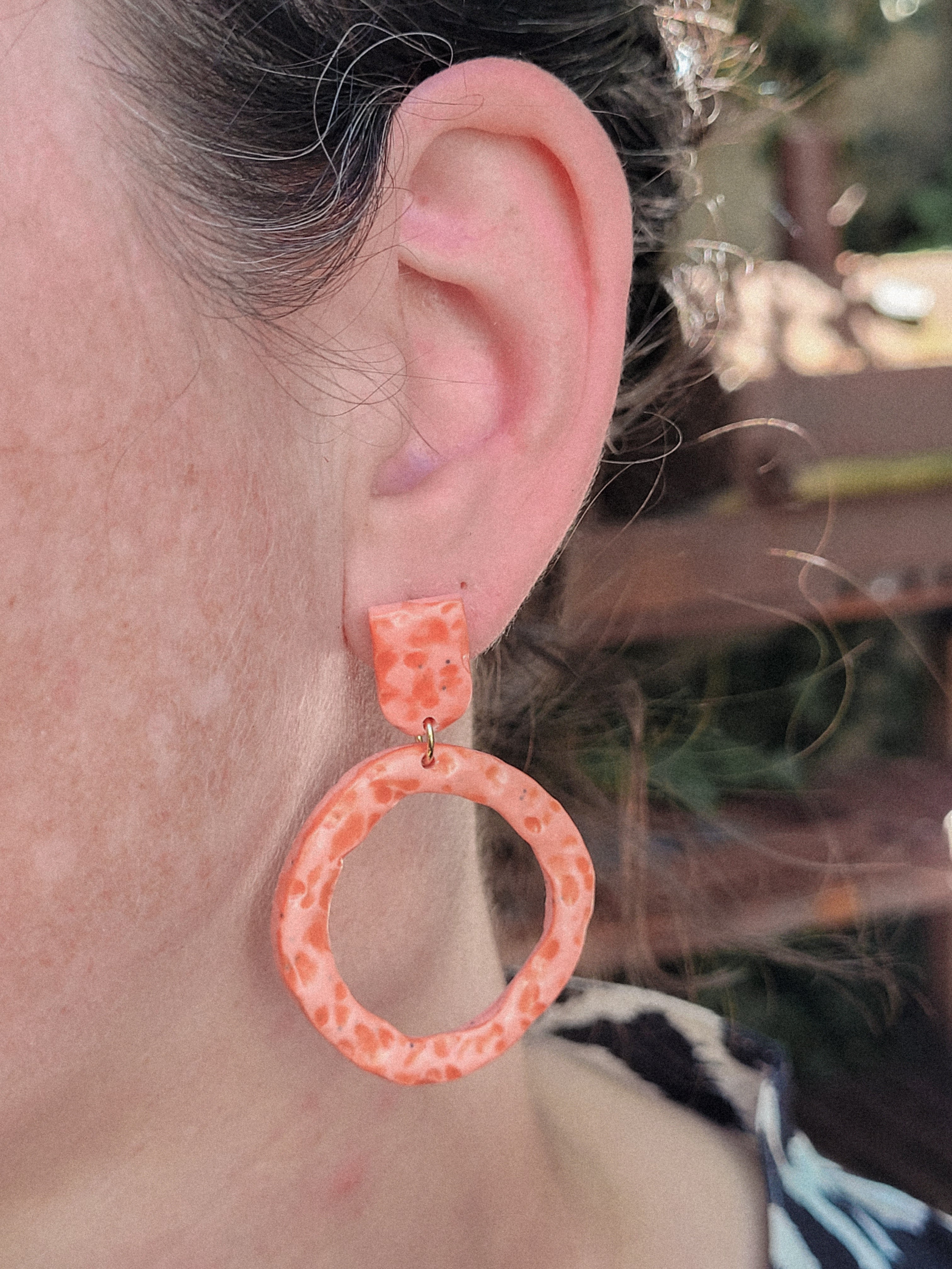 Unieke oorbellen zacht geel keramiek-look