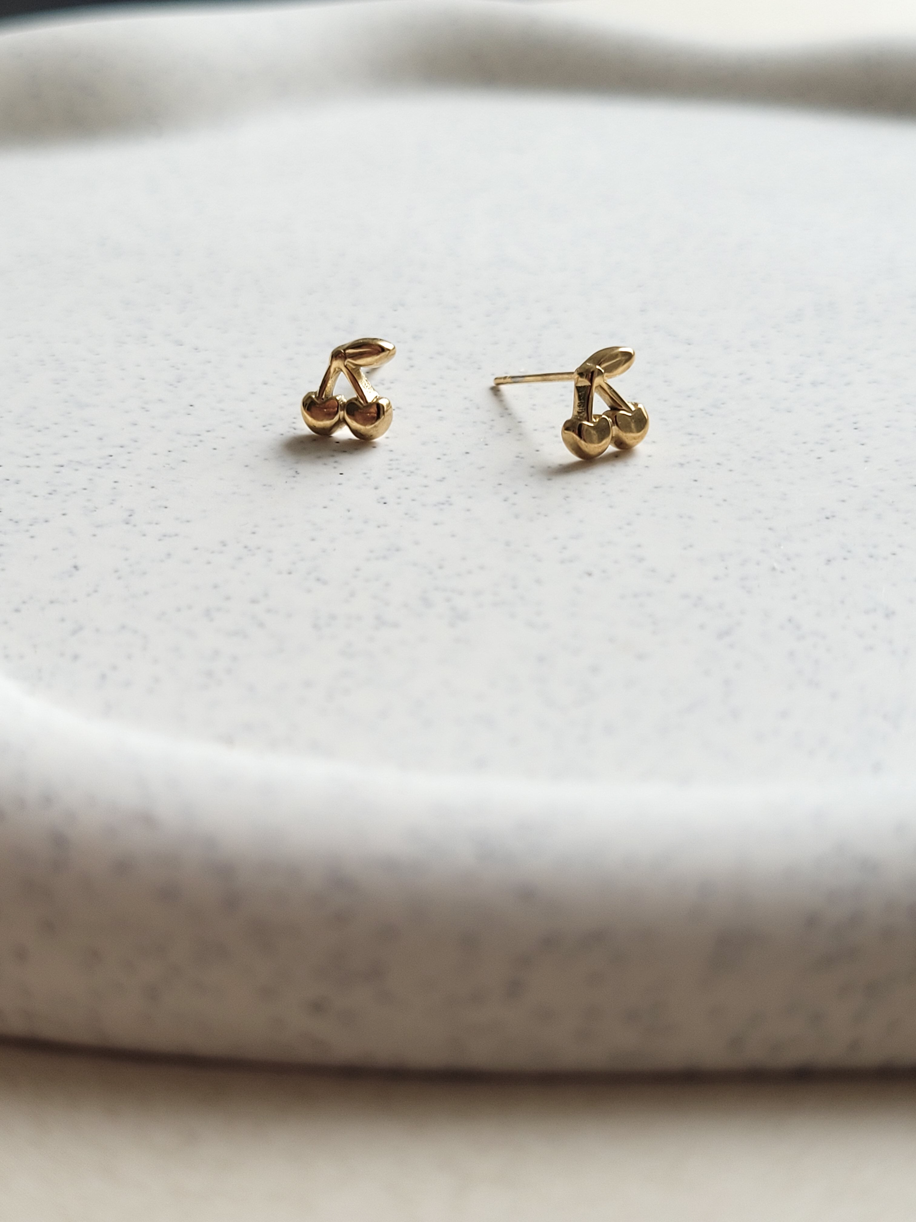 Kleine oorstekers tweede gaatje kersje – goud stainless steel