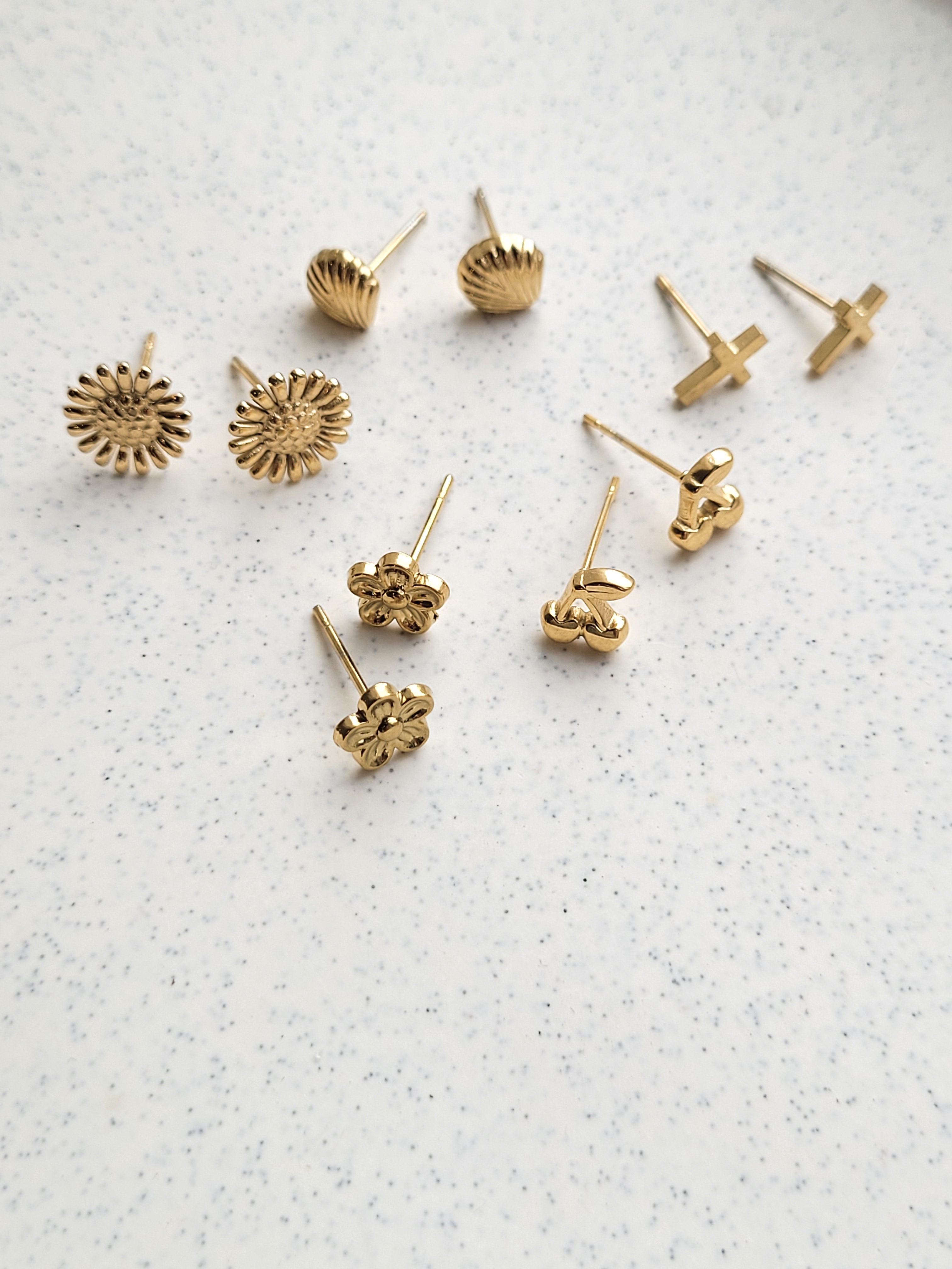 Kleine oorstekers tweede gaatje madeliefje – goud stainless steel