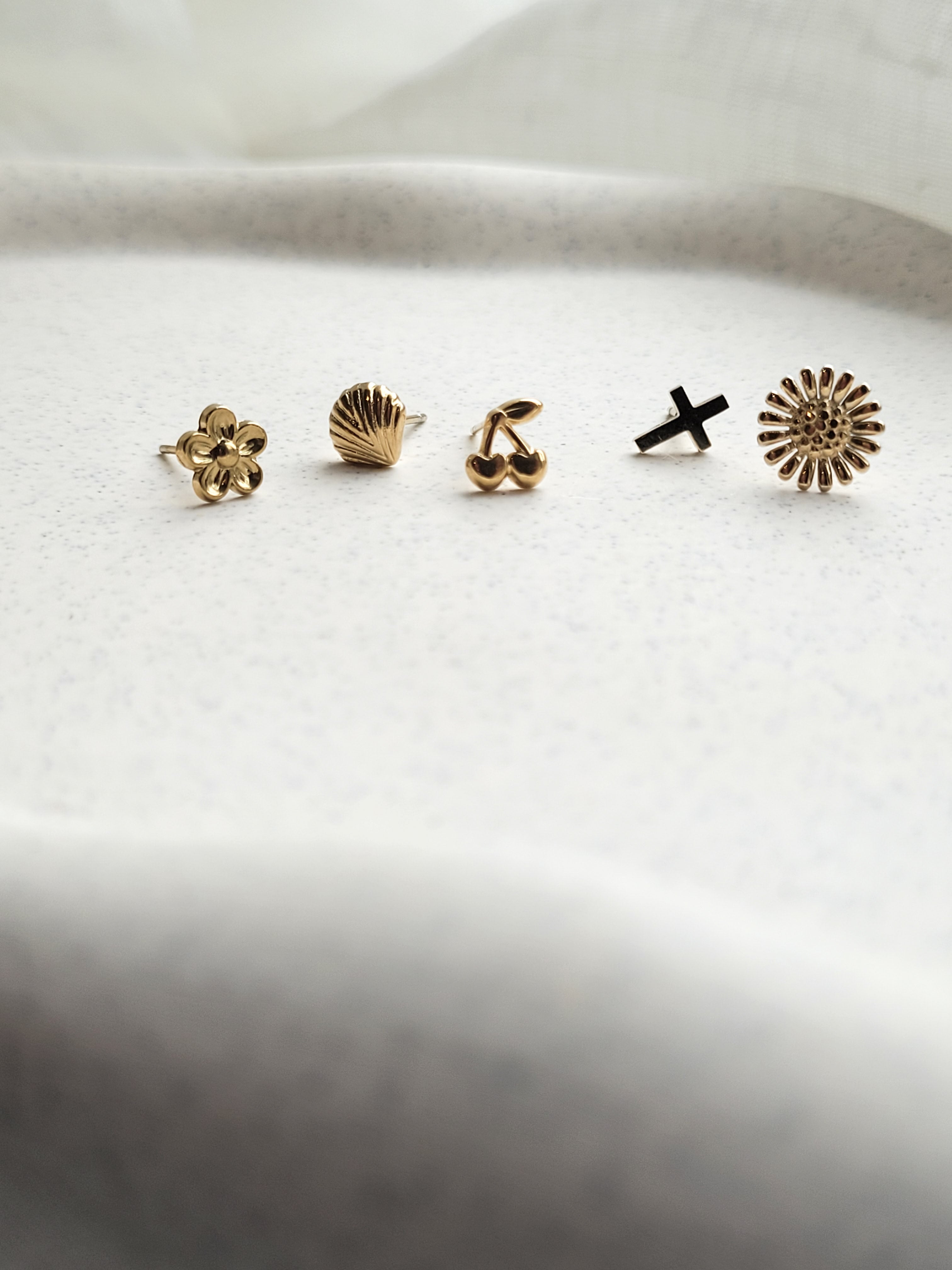 Kleine oorstekers tweede gaatje schelpje – goud stainless steel