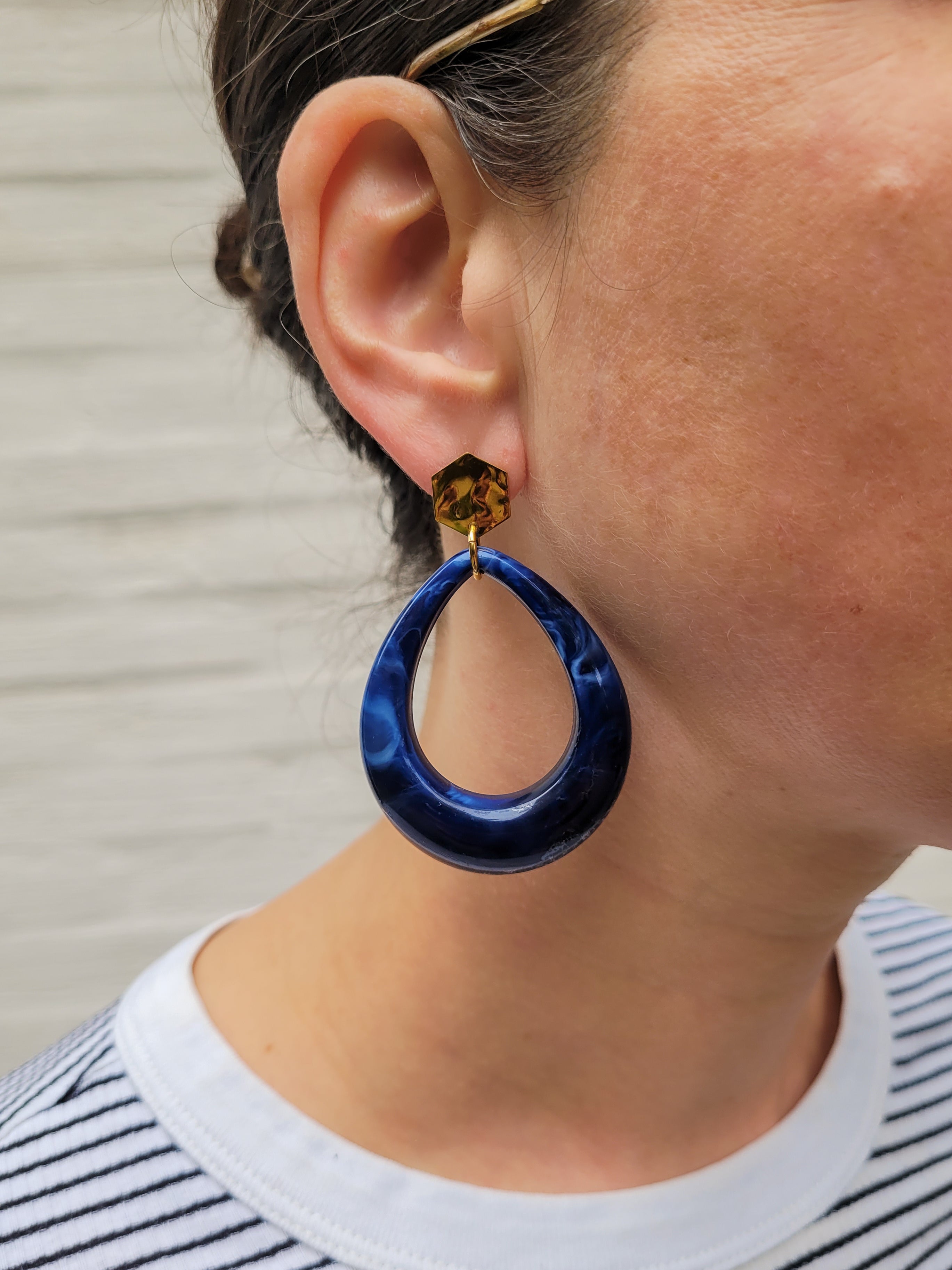 Druppel statement oorbellen donkerblauw | Floortje XL (alleen in goud)