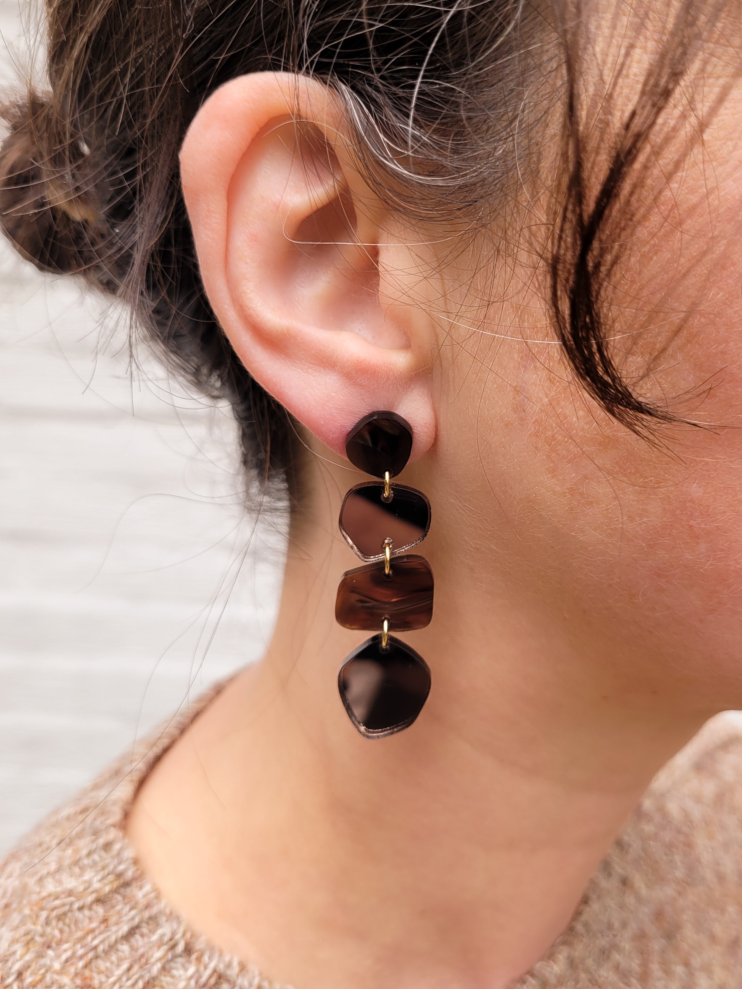 Lichte statement oorbellen Pebble – bruin en brons