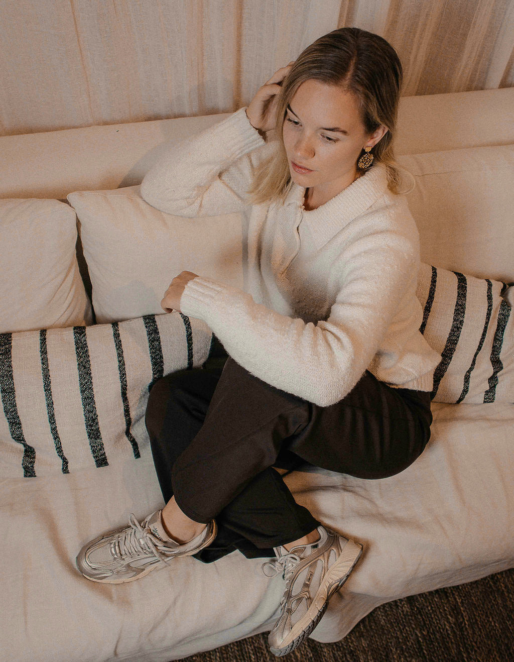 Lichte statement oorbellen Swallow – grote ovalen bedels | ALLEEN IN GOUD