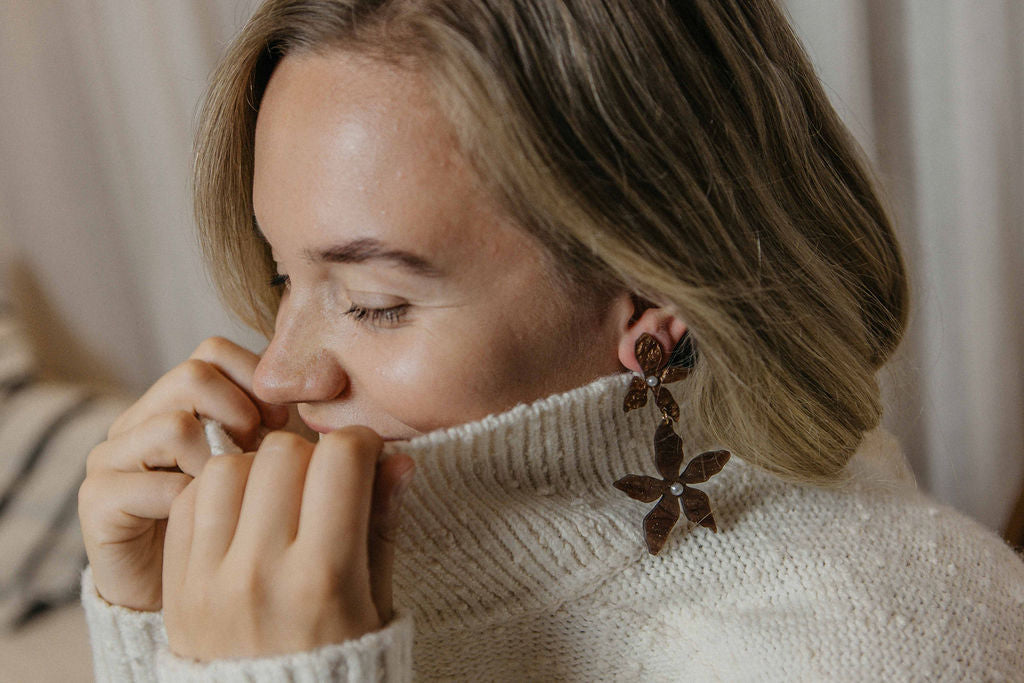Lichte statement oorbellen Flora – bruine bloemen met parel