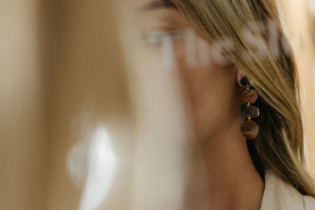 Lichte statement oorbellen Pebble – bruin en brons