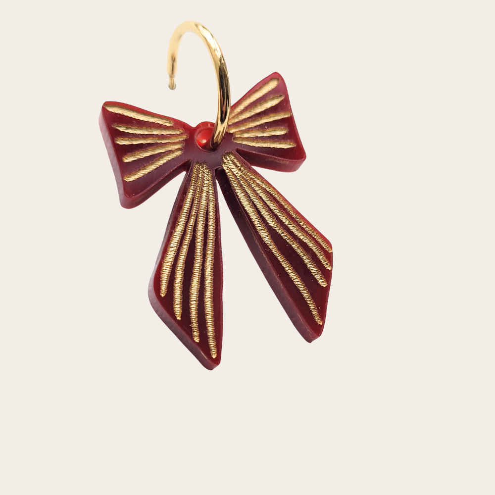 Bordeauxrode plex strikjes bedels – lichte, unieke bedels met handgeverfde gravering voor basic oorringen en oorstekers