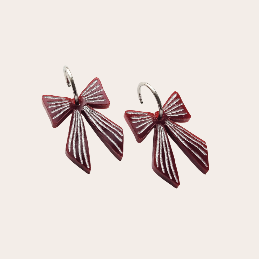 Bordeauxrode plex strikjes bedels – lichte, unieke bedels met handgeverfde gravering voor basic oorringen en oorstekers