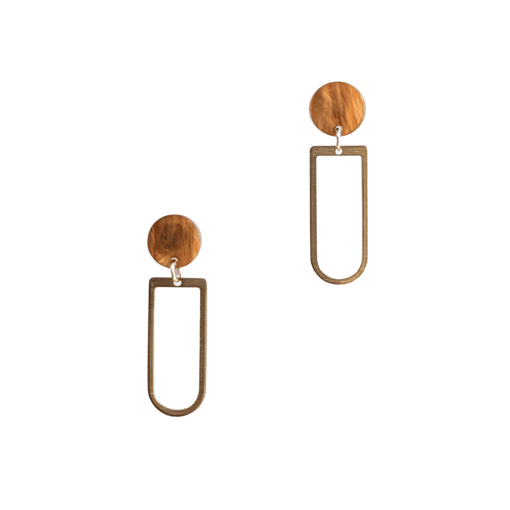 Gouden oorbellen Benthe met cognackleurige steker en open langwerpige hanger