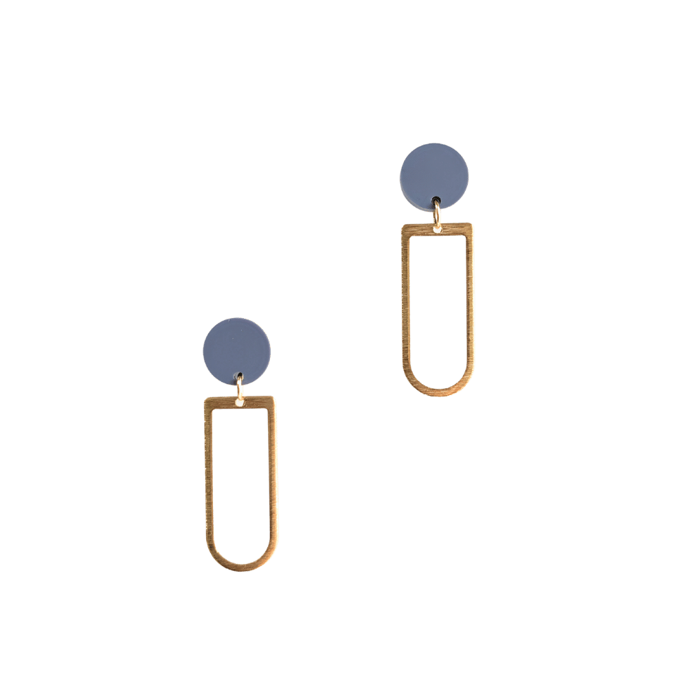 Lange gouden oorbellen Benthe met denimblauwe steker en open hanger
