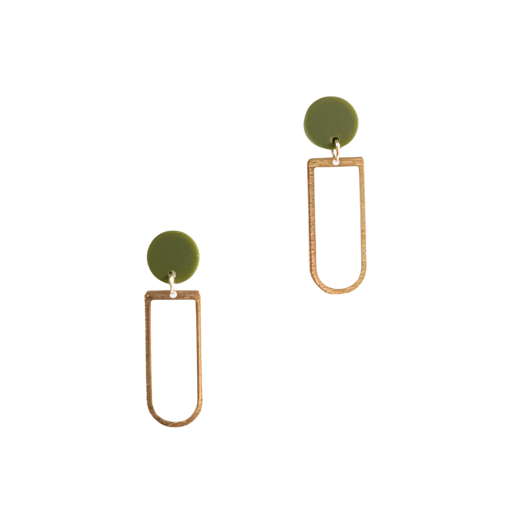 Lange gouden oorbellen Benthe met mosgroene steker en open langwerpige hanger