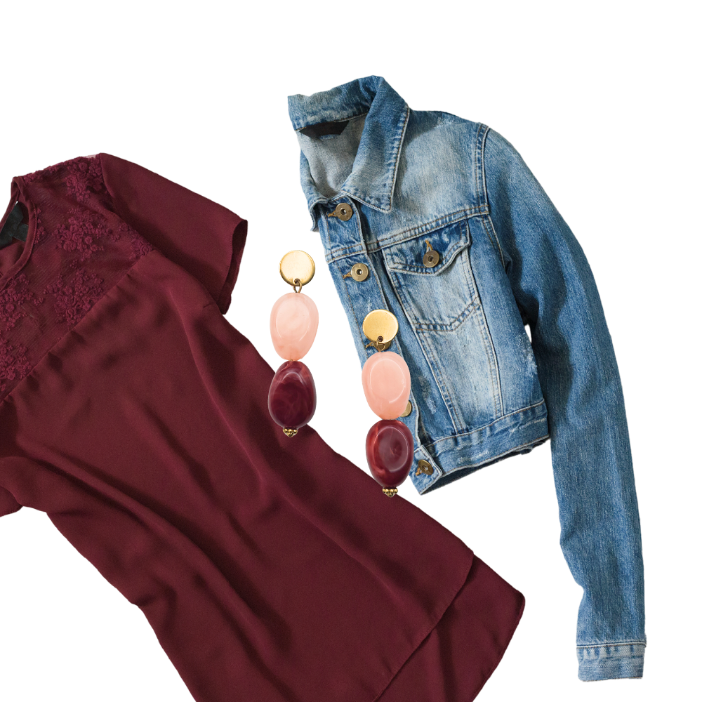 Bordeauxrode oorbellen gecombineerd met denim en een bordeauxrode top