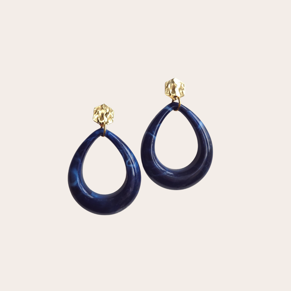 Lichte statement oorbellen donkerblauw marble – handgemaakt en comfortabel