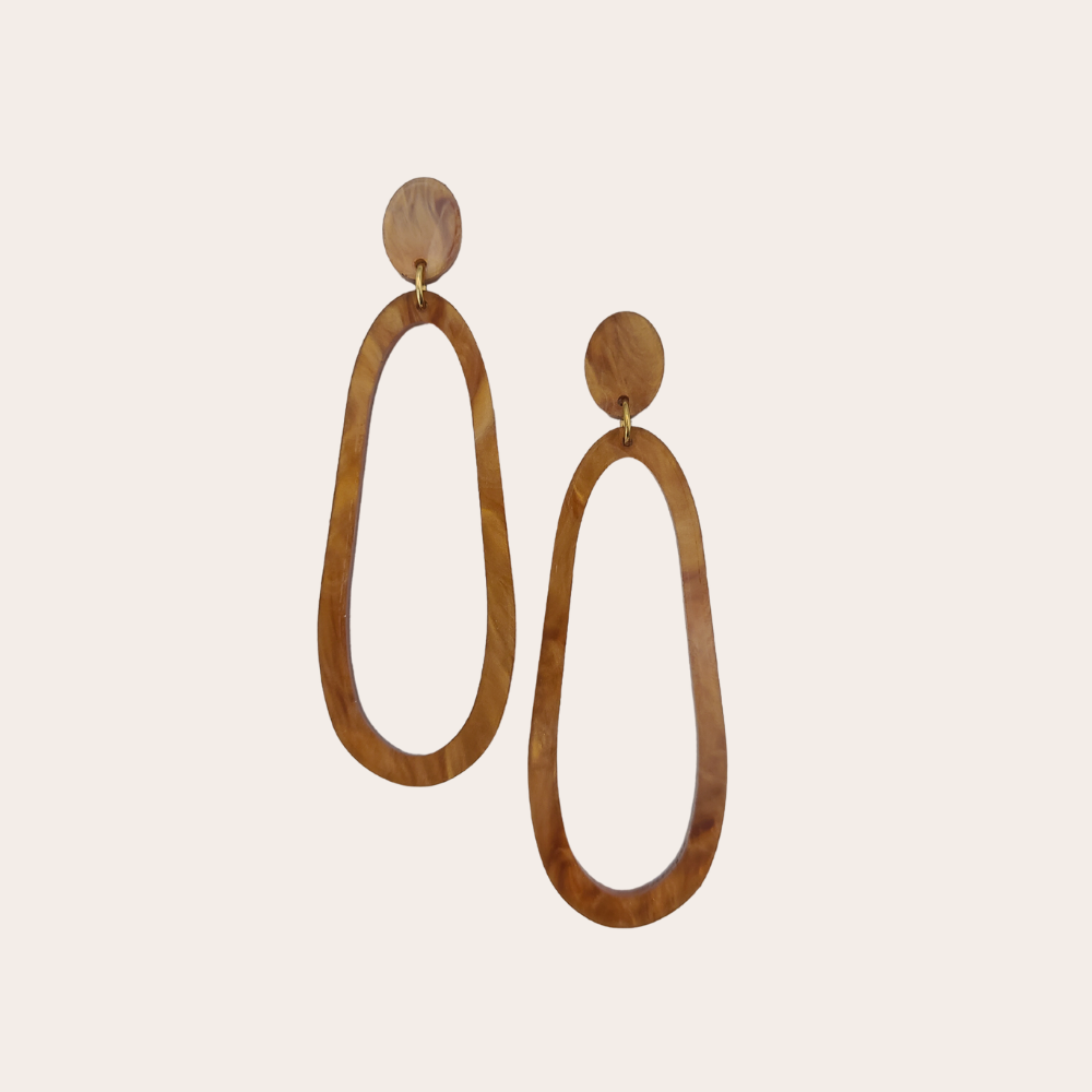Elegante cognackleurige statement oorbellen Floortje van More Than Rubies