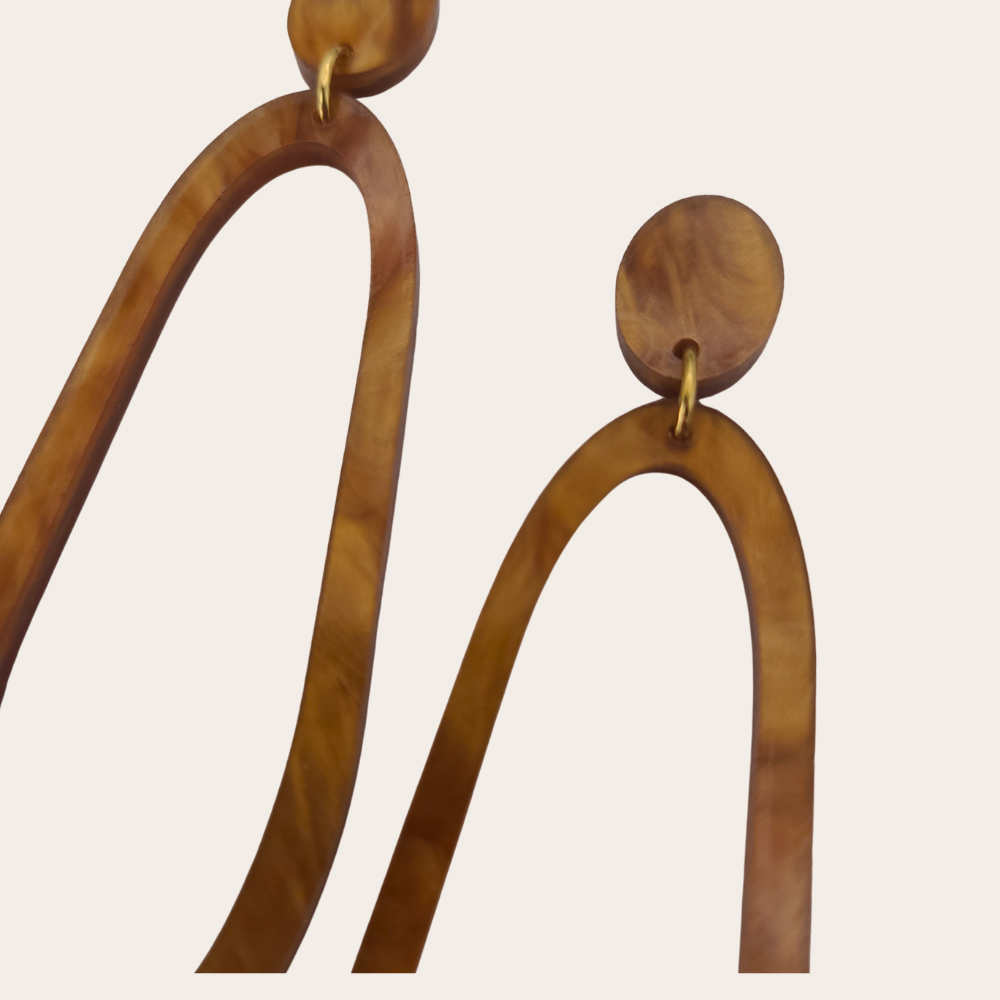 Elegante cognackleurige statement oorbellen Floortje van More Than Rubies