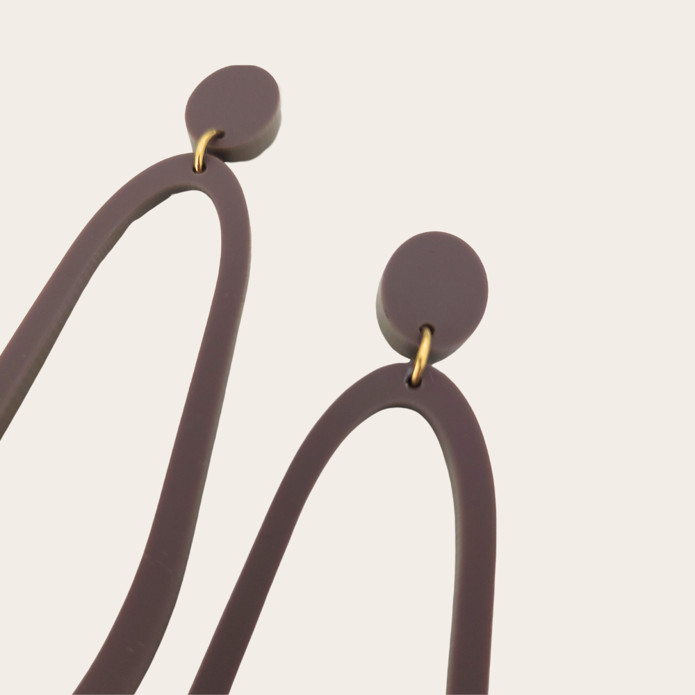 Elegante donkerbruine statement oorbellen Floortje van More Than Rubies