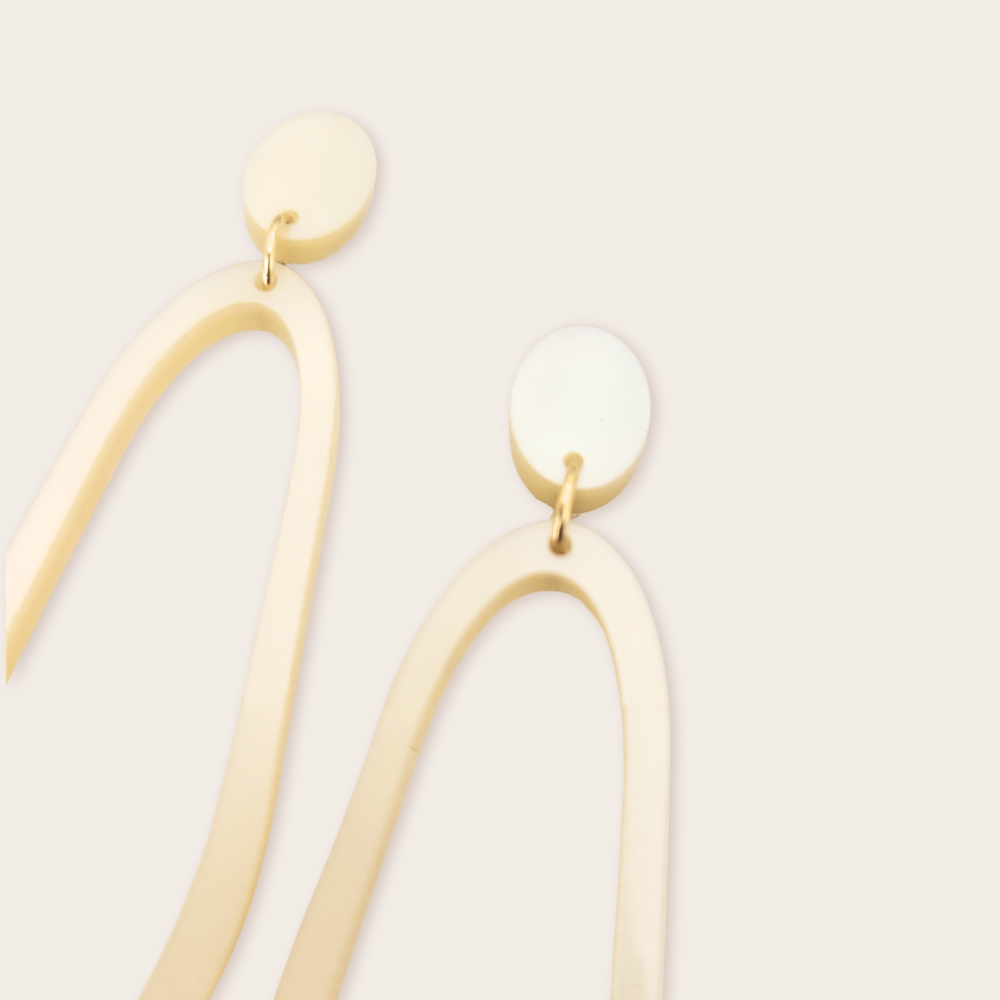 Elegante ivoorkleurige statement oorbellen Floortje van More Than Rubies