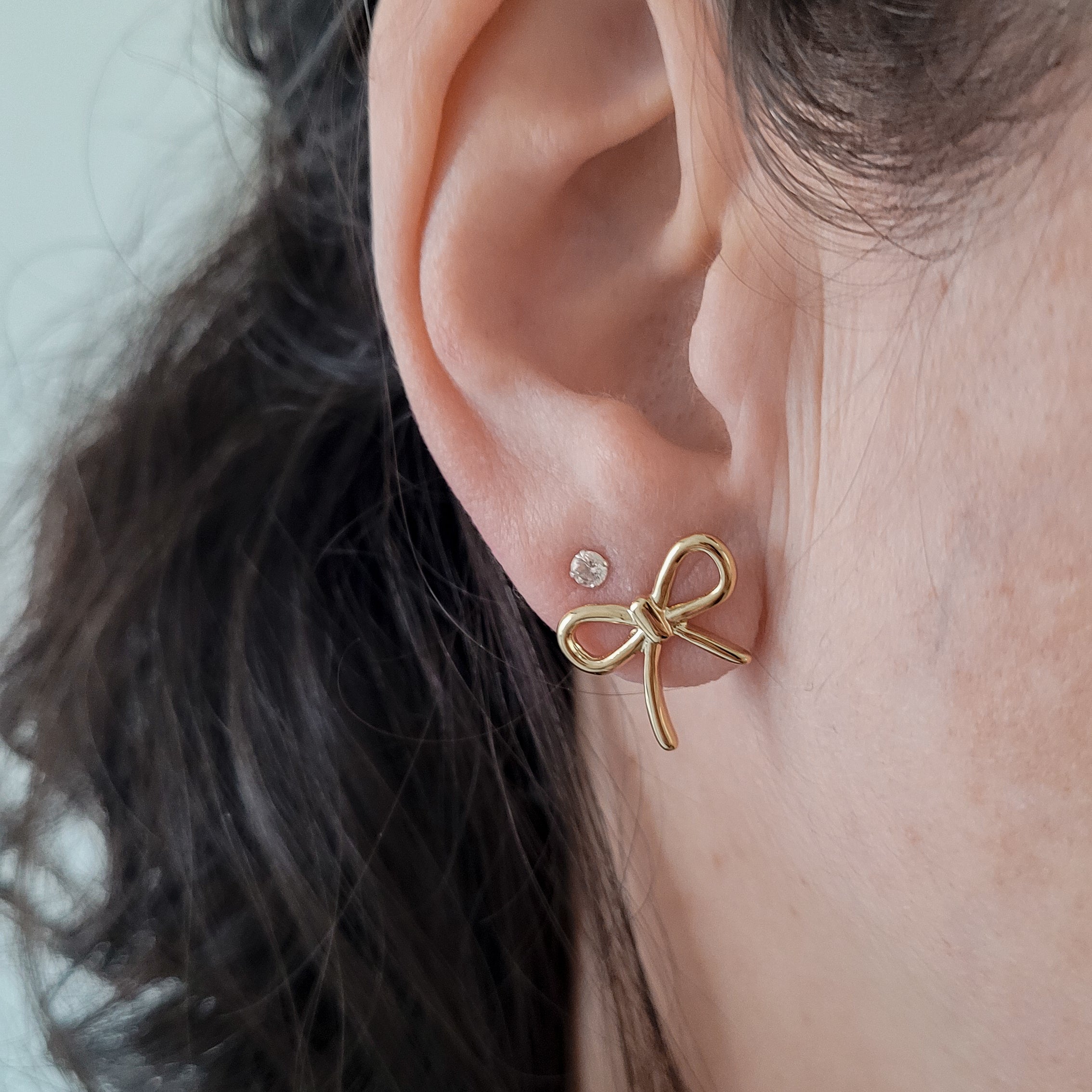 Kleine oorstekers strikje goud